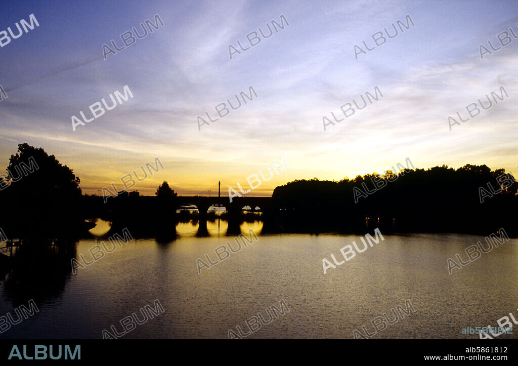 Badajoz; río Guadiana, Puente de la Universidad, atardecer.