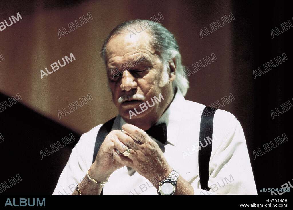 FRANCISCO RABAL en AIRBAG, 1997, dirigida por JUANMA BAJO ULLOA. Copyright ASEGARCE ZINEMA Y MAREA FILMS.