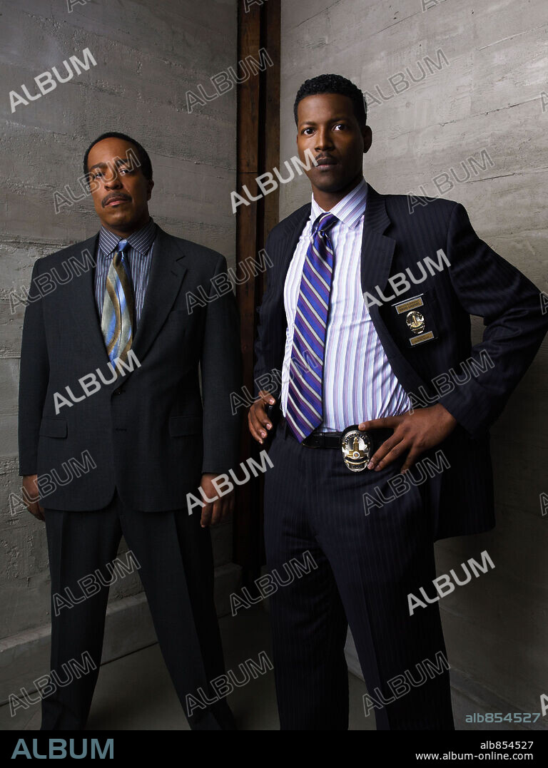 COREY REYNOLDS and ROBERT GOSSETT in THE CLOSER, 2005 (CLOSER, THE-TV). Copyright WARNER BROS. PICTURES / ECCLES, ANDREW.