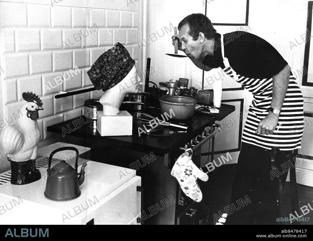 Göteborg 1969-09-14 . Hatt- Gösta Gösta Andersson lagar mat i sitt eget raffinerade kök i grönt och vitt. Foto: Arne Alfredsson *** Local Caption *** HT-Bild. ARNE ALFREDSSON.