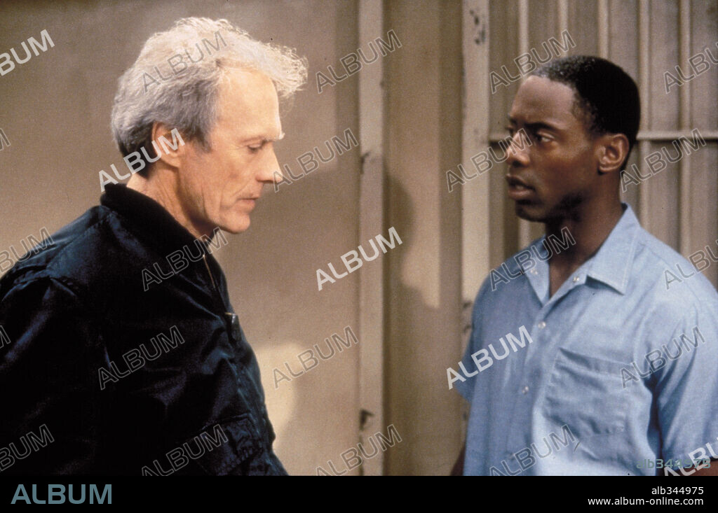 CLINT EASTWOOD y ISAIAH WASHINGTON en EJECUCIÓN INMINENTE, 1999 (TRUE CRIME), dirigida por CLINT EASTWOOD. Copyright WARNER BROS. PICTURES / EMERSON, SAM.