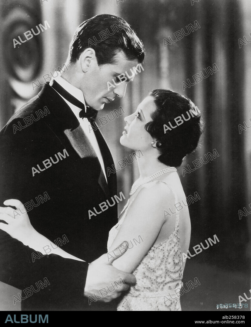 GARY COOPER and SYLVIA SIDNEY in CITY STREETS, 1931, directed by ROUBEN MAMOULIAN. Copyright PARAMOUNT PICTURES.
