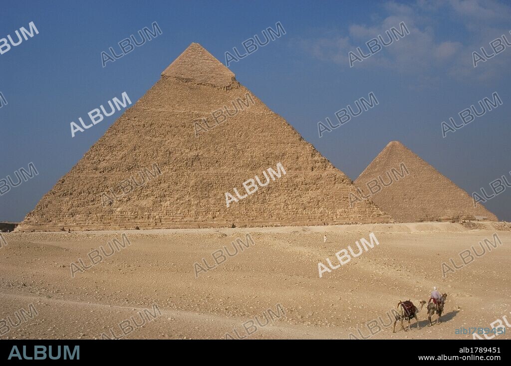 ARTE EGIPCIO. PIRAMIDE DE KAFRE (KEFREN). Tiene una altura de 136,5 m. y una anchura de 210,5 m. Conserva intacta la capa de piedra caliza que recubre la cúspide. IMPERIO ANTIGUO. IV DINASTIA. (2550-2528 a. C.). Siglo XXVI a. C. Necrópolis de EL GIZA. Egipto.