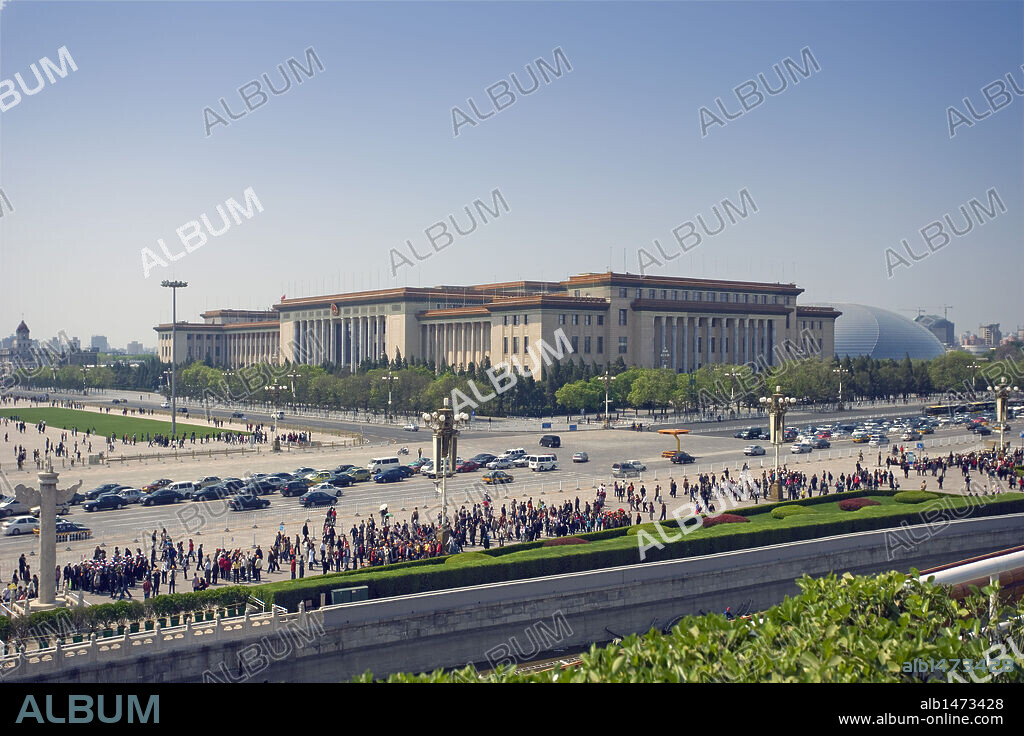 CHINA. PEKIN (BEIJING). Panorámica de la PLAZA DE TIANANMEN con el GRAN SALON DEL PUEBLO, sede de la Asamblea Popular Nacional de la República Popular China.