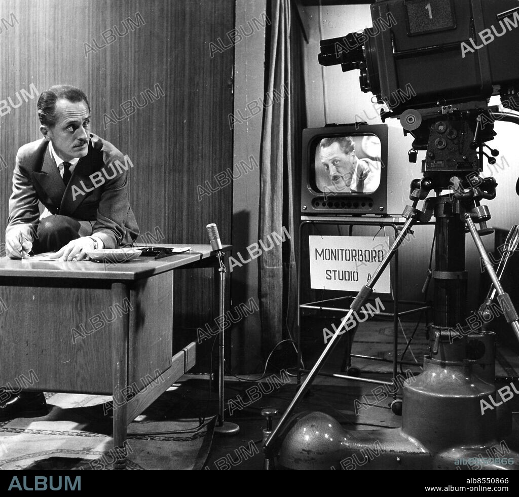 STOCKHOLM 1950-tal.. Orig. bildtext...TV AKTUELLT OLLE BJÖRKLUND Anm. Nyhetsprogrammet Aktuellt sändes första gången 2 september 1958. O Björklund var nyhetsuppläsare i Aktuellt 1958-1961. Mr Aktuellt Studiobilder Foto: RIR / SVT L 23 TV Nyheter Aktuellt Div. år sv/v kopia persons: OLLE BJÖRKLUND sites: SVERIGE;STOCKHOLM.