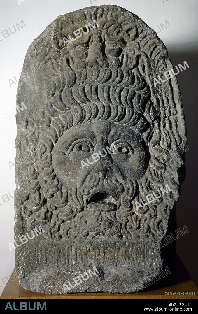 ARTE ROMANO. ESPAÑA. RELIEVE DE UNA MASCARA TRAGICA. Piedra de Montjuïc (Barcelona). Fechada entre los siglos I-II d. C. Fué encontrada en la muralla de Barcelona. Museu d'Arqueologia de Catalunya. Barcelona.