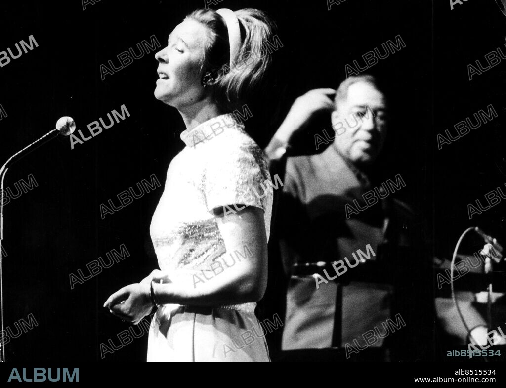Alice Babs och Duke Ellington på Malmö stadsteater 1967. Alice Babs sångerska scen 1967. Duke Ellington musiker scen 1967. Foto: Sydsvenskan / IBL Bildbyrå.