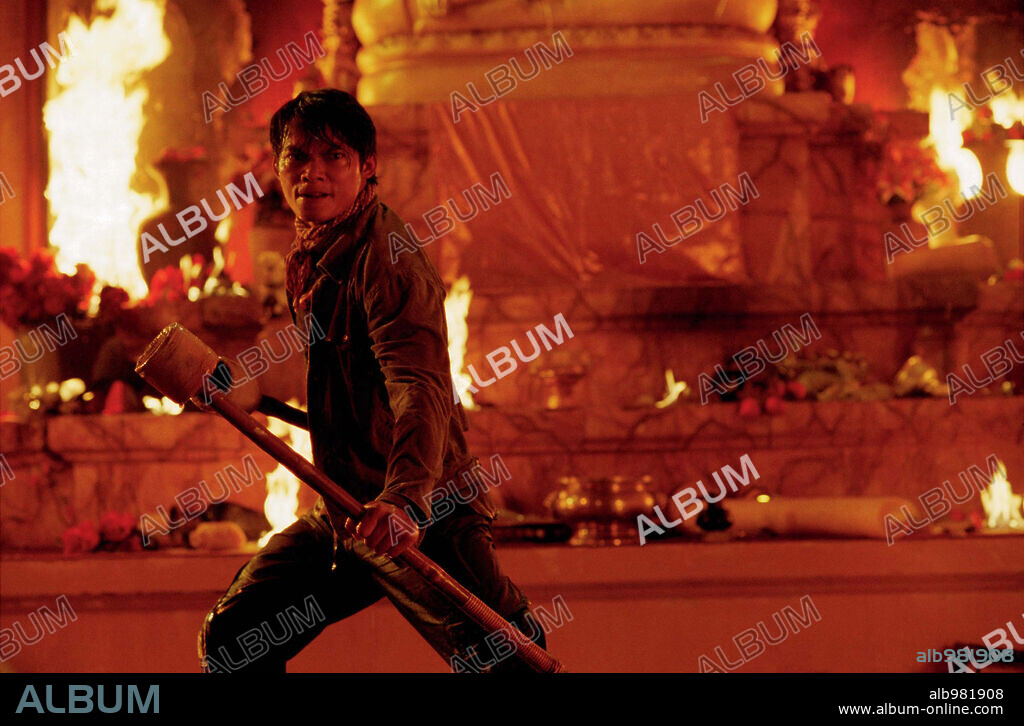 TONY JAA en THAI DRAGON, 2005 (TOM YUM GOONG), dirigida por PRACHYA PINKAEW.