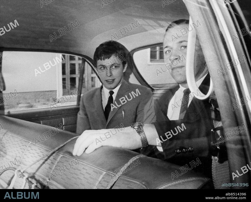 Orig. bildtext... PÅ FREDAGEN FICK GUNNAR NORDGREN OCH CLARK OLOFSSON SINA DOMAR. 1. Nordgren förs ut ur rättsalen med ett straff på 12 års internering 2. Med ett leende på läpparna väntar Olofsson på att föras till Hall för 10 års internering. Anm. Polismordet i Nyköping i augusti 1966 skedde i samband med ett inbrott. Nordgren dömdes för mord och Olofsson för bl a mordförsök. Se även BBB460-BBB463 Bildserier Fotoreportage CD622 sites: SVERIGE.