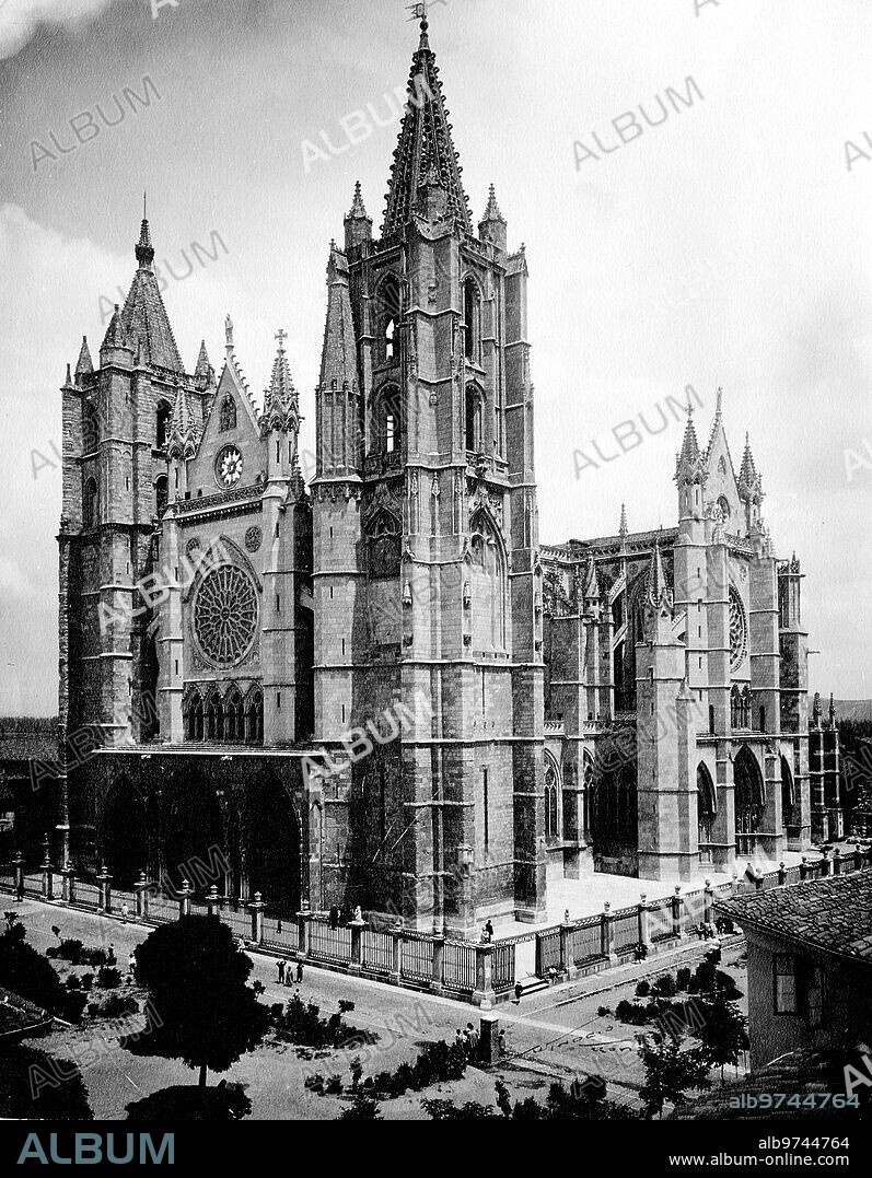 1931. LEON CATHEDRAL. The Gothic Cathedral of León, following the ancient custom of building temples on top of its predecessor, began to be built at the beginning of the 13th century, on top of the Romanesque cathedral (1065 / 1073) and this one on the royal hall of Ordoño II, which in turn was had been built on the site of some Roman themes from the 2nd century. At first, Master Enrique's scheme was followed and in the middle of the 13th century the head was already built. In 1288 the Cathedral was open to worship and the works continued during the 14th century and part of the 15th century.
