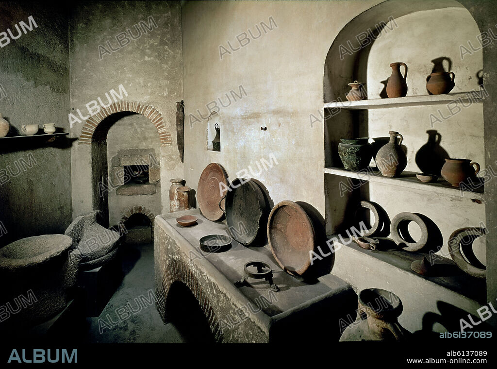 COCINA ROMANA RECONSTRUIDA EN EL MUSEO ARQUEOLOGICO DE CATALUNA.