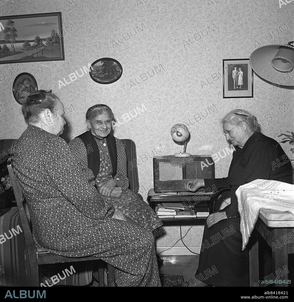 Göteborg november 1946. Tre gamla damer lyssnar på radioteater.. Foto: Kamerareportage *** Local Caption *** GP. KAMERAREPORTAGE.