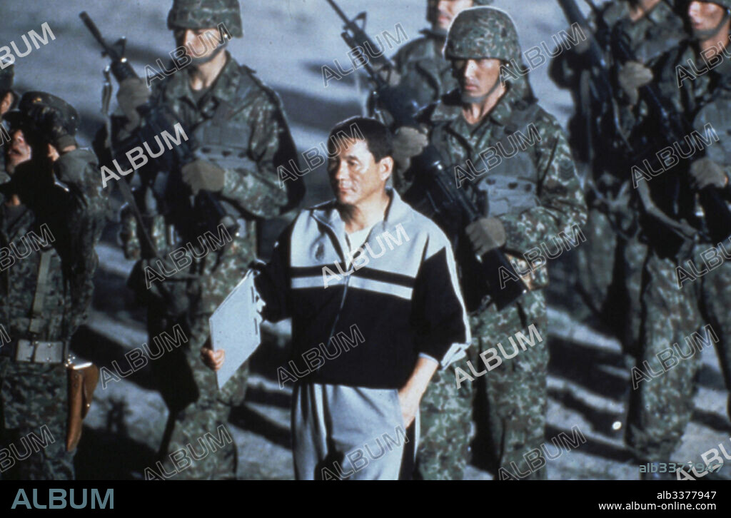 TAKESHI KITANO en BATTLE ROYALE, 2000 (BATORU ROWAIARU), dirigida por KINJI FUKASAKU. Copyright BATTLE ROYALE PRODUCTION COMMITTEE.