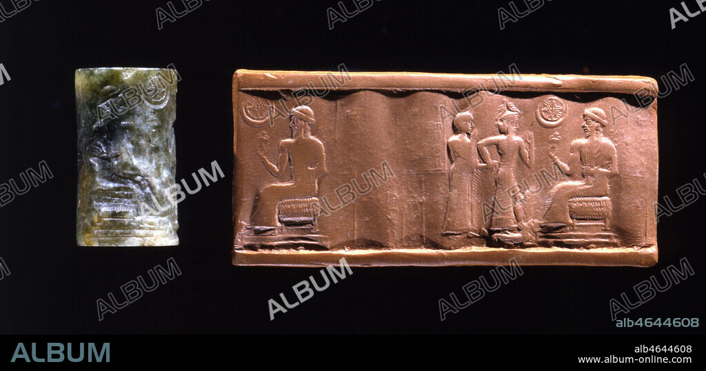 Sceau cylindre : présentation d'un scribe au roi Ibi-Sin divinisé. Règne d'Ibi-Sin, 2028-2004 av. JC. Provenance exacte indéterminée. Au début du 2ème millénaire av. JC, l'état de Lagash perd peu à peu de sa puissance jusqu'à être incorporé à l'empire d'Ur en 2112 av. JC. Ibi-Sin est le dernier roi de cet empire. Comme ses prédecesseurs, il est divinisé de son vivant, et on le voit ici figuré en dieu suprême, trônant sur une estrade, tenant une masse d'armes, symbole de pouvoir, tandis qu'au dessus un masque étoilé signifie la protection accordée par les dieux astraux à l'empire d'Ur. Le dieu d'intercession est juché sur un dragon. Le scribe est représenté dans la même attitude que Gudea dans des circonstances semblables. Les sceaux cylindres des scribes sont en général inscrits et porteurs d'une imagerie originale, témoin du statut intellectuel et religieux de son propriétaire : cette recherche iconographique se manifeste ici par le choix du dieu intercesseur non identifié. Credit : Larrieu-Licorne/Kharbine-Tapabor.