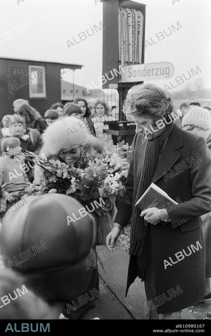 Dutch TV presenter and entertainer Rudi Carrell at the wedding with Anke Bobbert, Germany 1974.