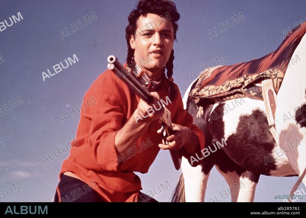 SAL MINEO en EL GRAN COMBATE, 1964 (CHEYENNE AUTUMN), dirigida por JOHN FORD. Copyright WARNER BROTHERS.