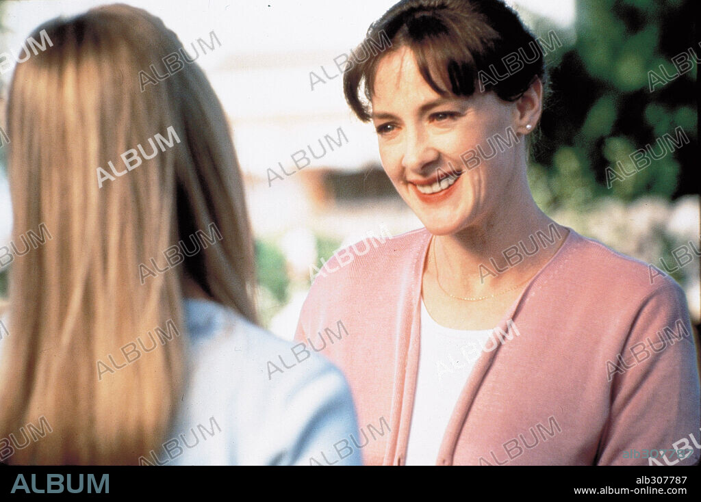 JOAN CUSACK in ARLINGTON ROAD, 1999, directed by MARK PELLINGTON. Copyright LAKESHORE ENTERTAINMENT.