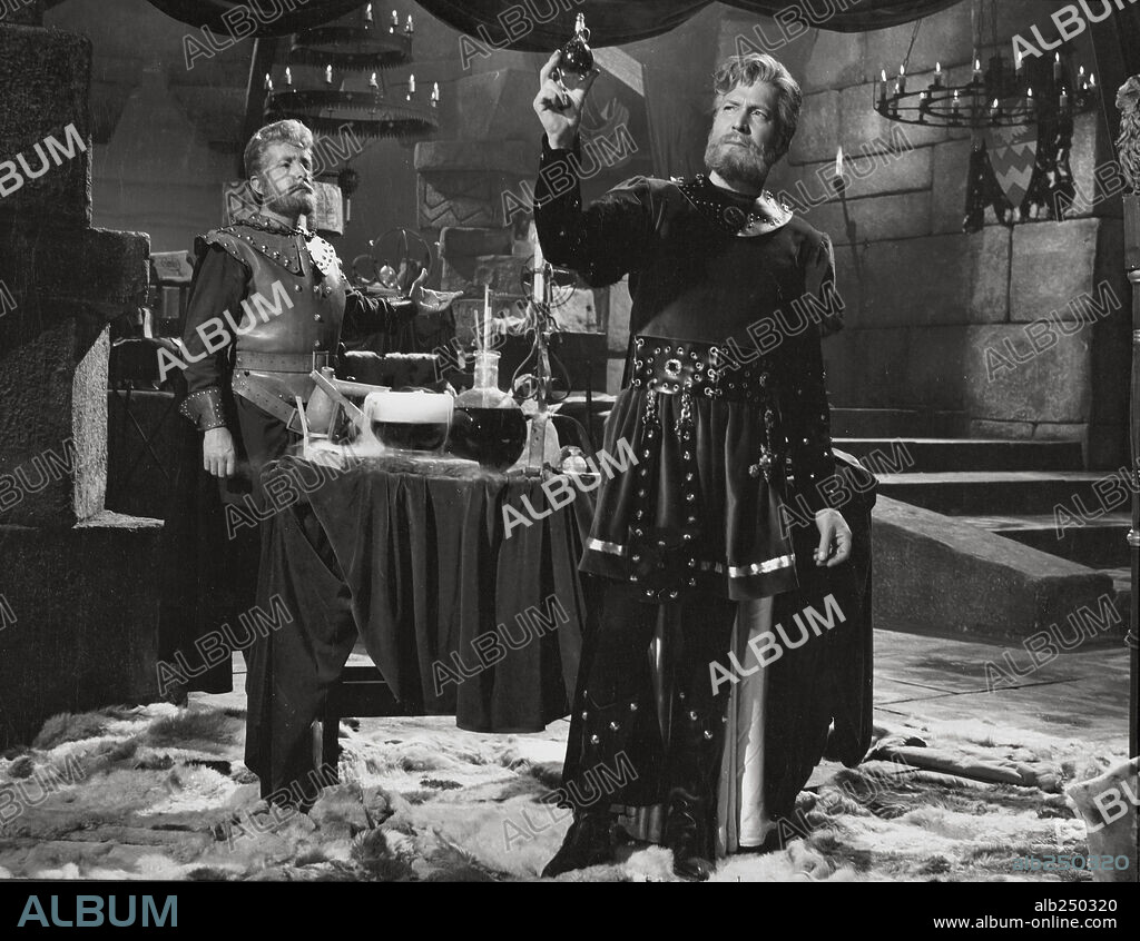 ANTONIO VILAR y JAVIER LOZOYA en EL PRINCIPE ENCADENADO, 1960. Copyright EUROPA DE CINE S.A.