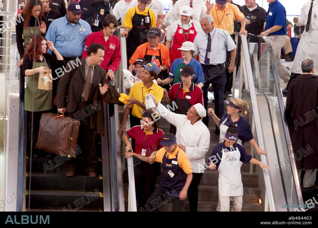 DIEGO LUNA and TOM HANKS in THE TERMINAL, 2004, directed by STEVEN SPIELBERG. Copyright DREAMWORKS SKG/AMBLIN / MORTON, MERRICK.