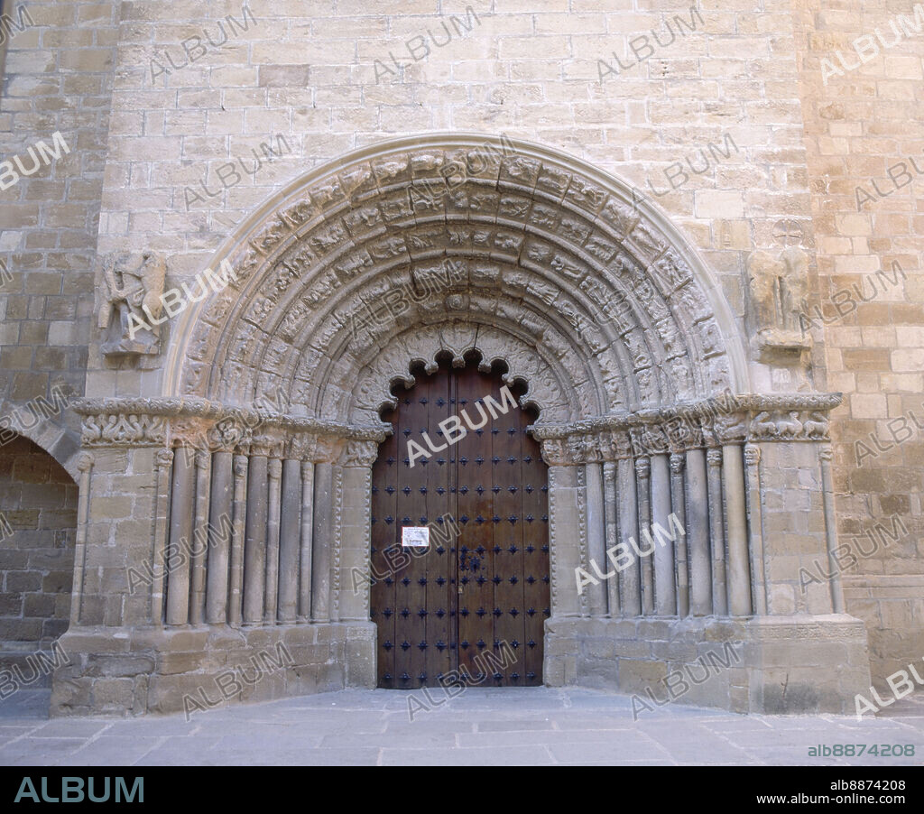 PORTADA ROMANICA DE LA IGLESIA DE SANTIAGO - SIGLO XII - FOTO AÑOS 00.