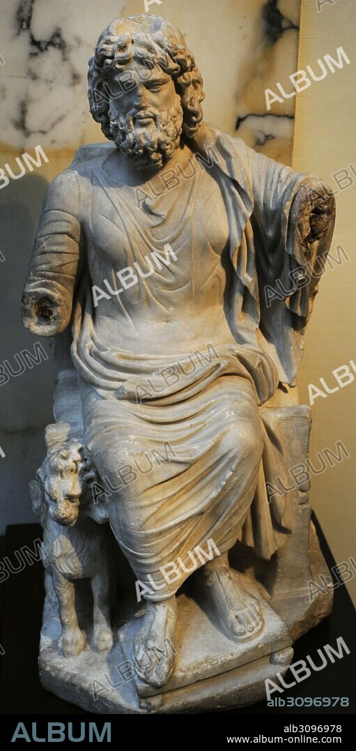 Estatua romana del Dios Serapis, sentado en un trono. Junto a él, Cerbero, guardián del inframundo. Siglo II. Copia de una escultura realizada por el escultor Bryaxis para el templo de Serapis en Alejandría. Mármol. Museo del Mediterráneo y Antigüedades del Oriente Próximo (Museum of Mediterranean and Near Eastern Antiquities). Estocolmo. Suecia.
