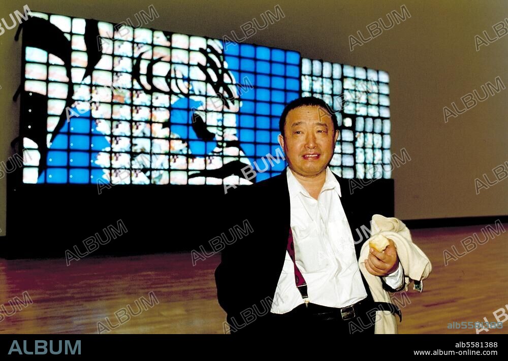Paik, Nam June; korean. Künstler. Seoul 20.7.1932 - Miami 29.1.2006. In Wolfsburg zu seiner Ausstellung: Nam June Paik, High Tech Allergy, Kunstmuseum Wolfsburg, 25.11.1995-21.1.1996. Foto.