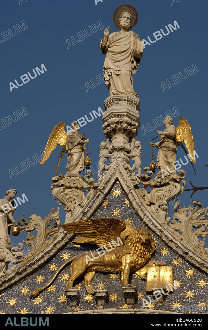 ITALIA. VENECIA. Detalle de la ESCULTURA DE SAN MARCOS y, en la parte inferior, su representación como evangelista, el LEON DE SAN MARCOS. Situados en la fachada de la BASILICA DE SAN MARCOS. Véneto.