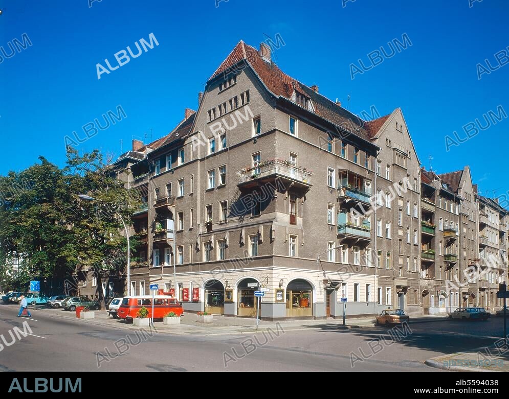 Berlin-Friedrichshain, Wohnanlage Proskauer Straße 14/15. (erb. 1897/98; Arch.: Alfred Messel). Außenansicht des Eckhauses Proskauer Straße / Schreinerstraße. Foto, 1990/91.