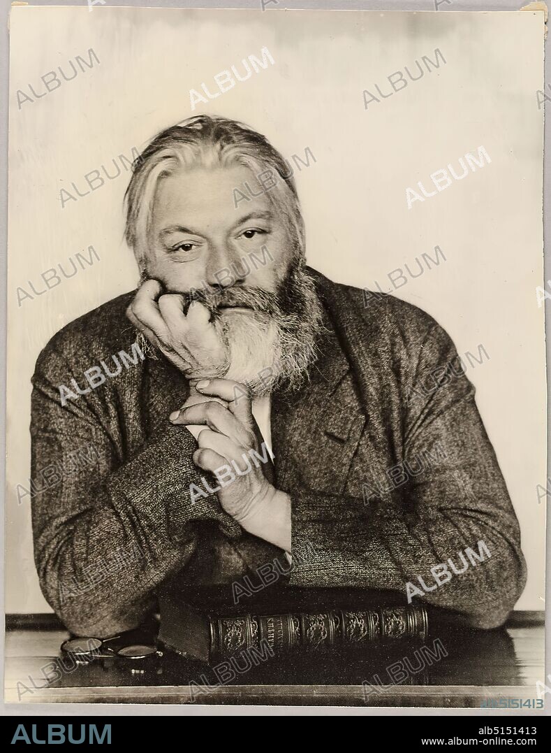 Hugo Erfurth, Theodor Däubler, Staatliche Landesbildstelle Hamburg, collection on the history of photography, silver gelatin paper, black and white positive process, retouched (stone processing), image size: height: 25.4 cm; width: 19.8 cm, upper left in lead: Däubler, upper right: 88; lower left: beginning of d. 20's, (according to P. Oehmen), portrait photography, writer, poet, author, portrait, half-length portrait, arm positions, gestures, book, eyeglasses, glasses, Theodor Däubler, At the beginning of the 20th century, Hugo Erfurth is one of the most famous professional photographers in Germany, along with Rudolph Dührkoop and Nicola Perscheid. After completing an apprenticeship as a photographer, he opened his own studio in Dresden at the age of only 22. Soon Erfurth orientated himself towards the up-and-coming pictorialist photography, participated in numerous amateur photographic exhibitions from 1894 onwards and managed to make a name for himself both as an artistically ennobled amateur and successful professional photographer. Portraits are central to his work, which he began taking in 1906 in his new studio, a classicist palace, in a stylishly elegant ambience, appealing to the wealthy bourgeoisie. He also produced numerous portraits of famous personalities, including Käthe Kollwitz, Otto Dix and Joachim Ringelnatz. While his studies around 1905 still show full-length figures depicted in an atmospheric way, from the 1920s onward the focus is on the face, which is photographed against a simple monochrome background. Here, his pictorial approach corresponds to the portrait of classical modernism, whereby the technique of oil printing emphasizes the softness and materiality of the pigments and at the same time places the portraits in the art-photographic tradition. Erfurth is a co-founder of the Gesellschaft Deutscher Lichtbildner (1919), teaches at the Leipzig Academy and moves from Dresden to Cologne in the 1930s, where he builds up an art collection.