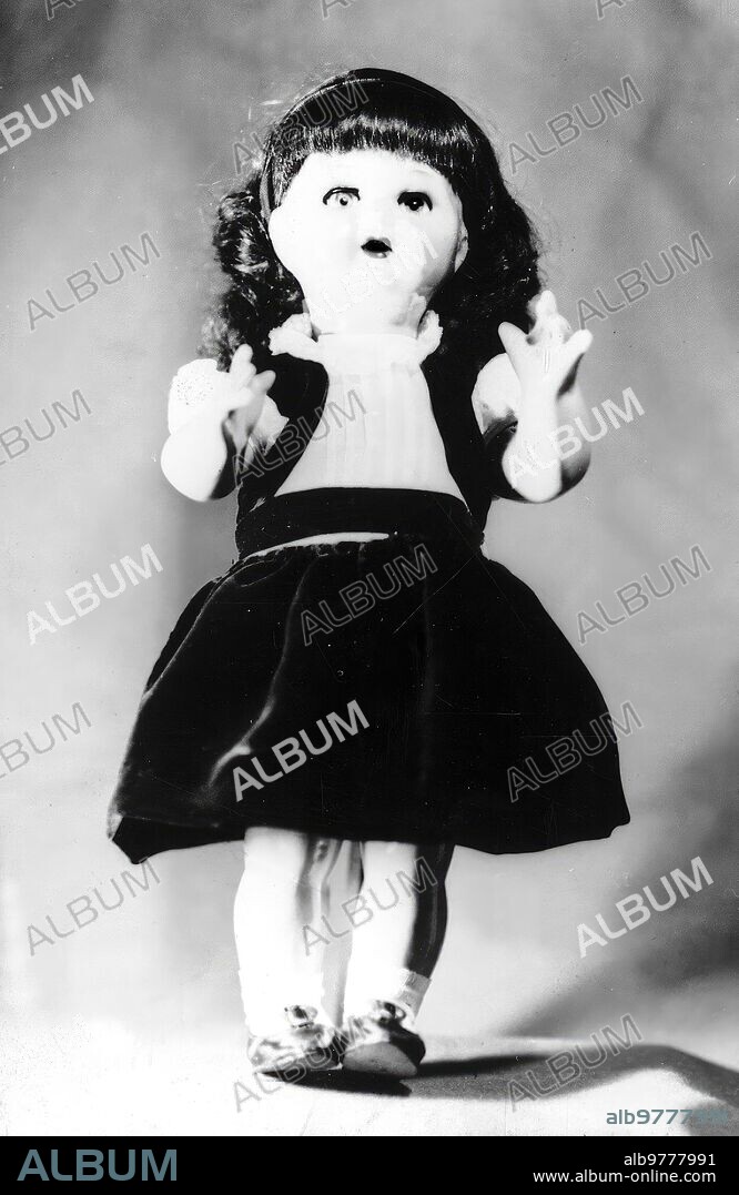 1940. Tras la Guerra Civil, Nace la muñeca mariquita Pérez.