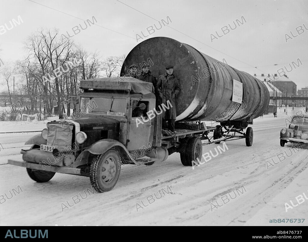 Göteborg december 1942. Cisterntransport. Lastbil. *** Local Caption *** GP. KAMERAREPORTAGE.