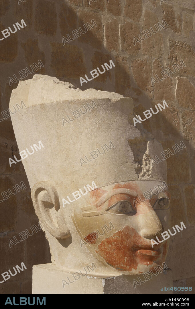 ARTE EGIPCIO. EGIPTO. ESTATUA osiriforme de HATSHEPSUT, reina de la XVIII Dinastía del Imperio Nuevo. Se encuentra en la segunda planta del Templo de Deir-El Bahari. TEBAS.