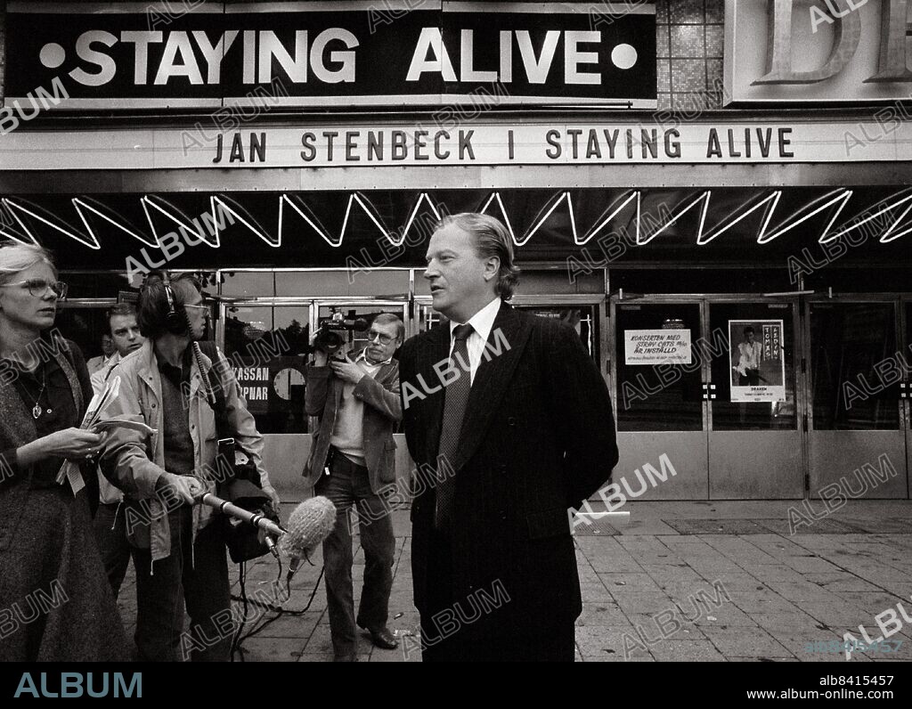 *** SVD, METRO OUT *** . ARKIV -19831012 . Jan Stenbeck avled på måndagskvällen i sviterna av en hjärtinfarkt. Han dog på sjukhuset American Hospital i Paris efter en kort tids sjukdom. Bilden visar en till synes glad Jan Stenbeck som pratar med media strax innan Kinneviks bolagsstämma i oktober 1983. Stenbeck blev med tiden allt mer mediaskygg och vid 2002 års stämma i Kinnevik deltog han inte alls. Jan Stenbeck blev 59 år gammal. Foto: Sven Erik Sjöberg Kod: 53 . COPYRIGHT SCANPIX SWEDEN.