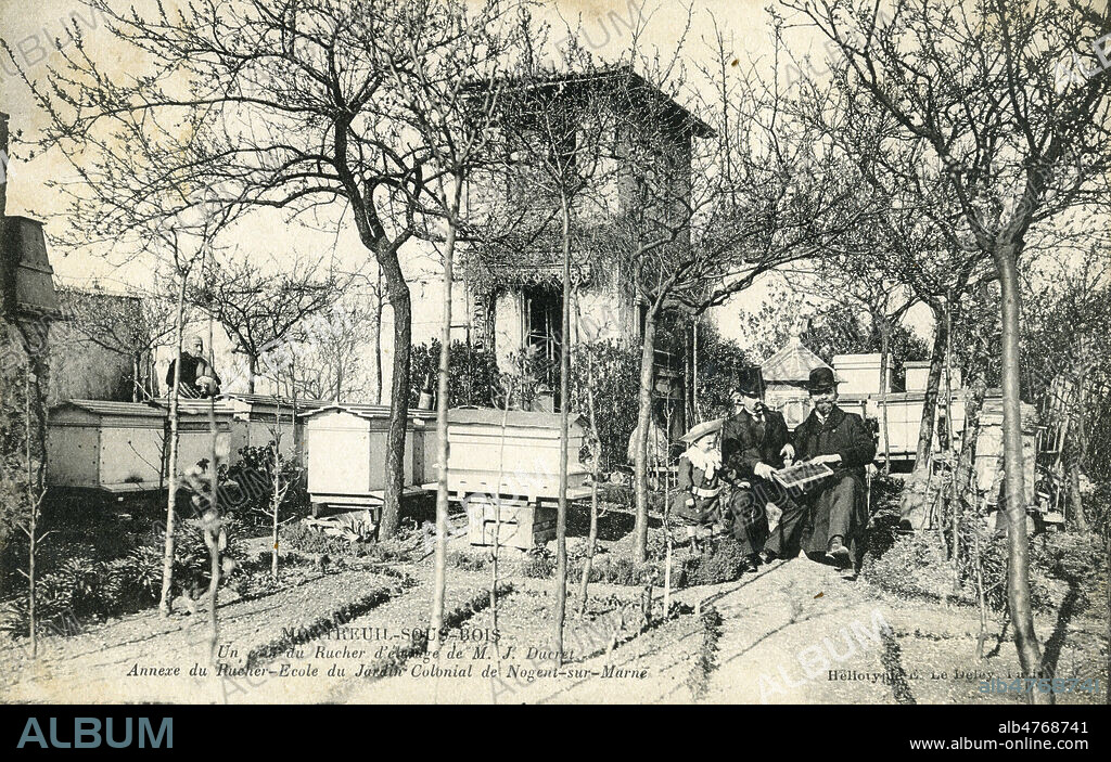 'Montreuil-sous-Bois. Un coin du rucher d'elevage de M. J. Ducret. annexe du rucher-ecole du jardin colonial de Nogent-sur-Marne'. Photographie anonyme pour une carte postale vers 1910. Credit : Collection IM/KHARBINE-TAPABOR.