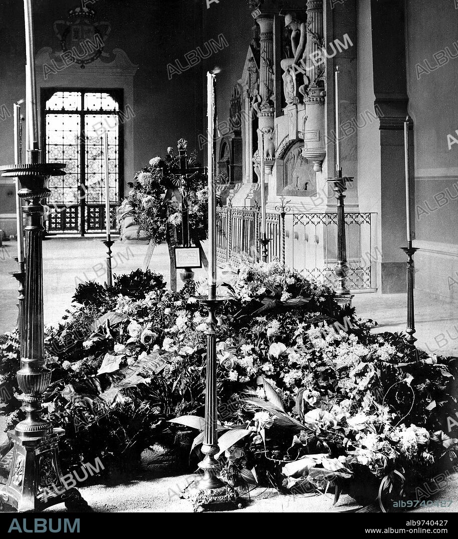 Noviembre 1913. En el panteón de Hombres Ilustres. La sepultura de D. José Canalejas, Adornada con motivo de la festividad de Todos los Santos. En la fotografía se Ven Tambien las Sepulturas del Marqués del Duero, del general Castaños y de Palafox.