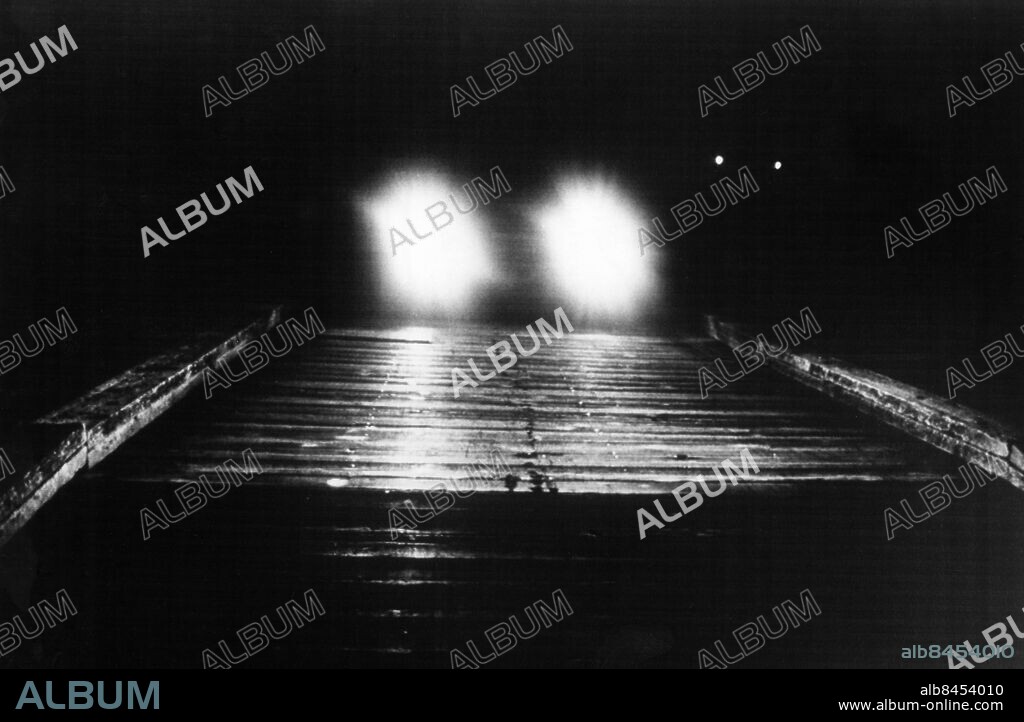 CHAPPAQUIDDICK ISLAND 1969-08-25. En bil kör över Dike Bridge, träbron där den amerikanske politikern Ted Kennedy och Mary Jo Kopechne körde ner i vattnet 20 juli 1969. Kennedy överlevde medan Kopechne avled.. Foto: UPI / TT / Kod: 450.