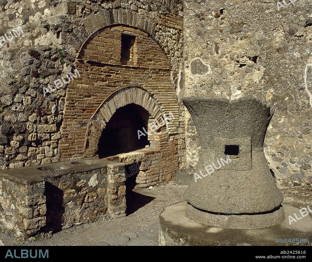 ARTE ROMANO. ITALIA. PANADERIA DE MODESTO. Estos establecimientos en época romana eran llamados "PISTRINUM". Vista parcial del HORNO DE PAN donde se han conservado las muelas para el trigo, los depósitos de la harina, el horno y la barra para la venta. POMPEYA. La Campania.