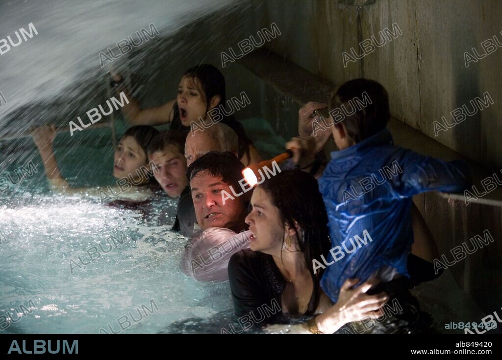 EMMY ROSSUM, JACINDA BARRETT, JIMMY BENNETT, JOSH LUCAS, KURT RUSSELL, MIKE VOGEL and RICHARD DREYFUSS in POSEIDON, 2006, directed by WOLFGANG PETERSEN. Copyright WARNER BROS. / BARIUS, CLAUDETTE.