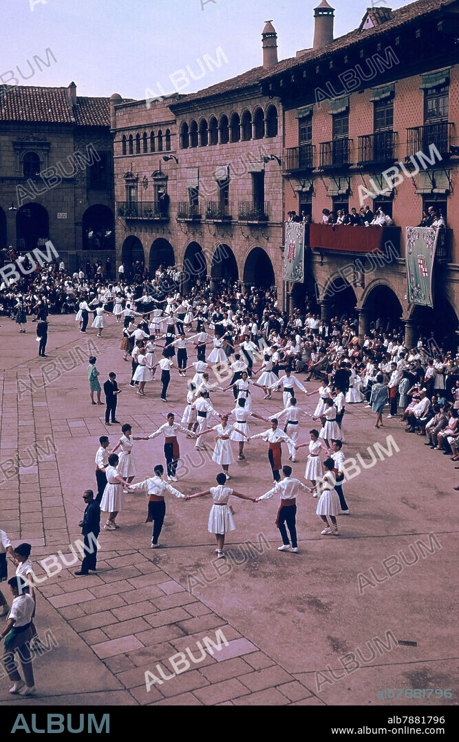 BAILANDO LA SARDANA EN LA PLAZA DEL PUEBLO ESPAÑOL - FIESTAS DEL CORPUS AÑOS 70.