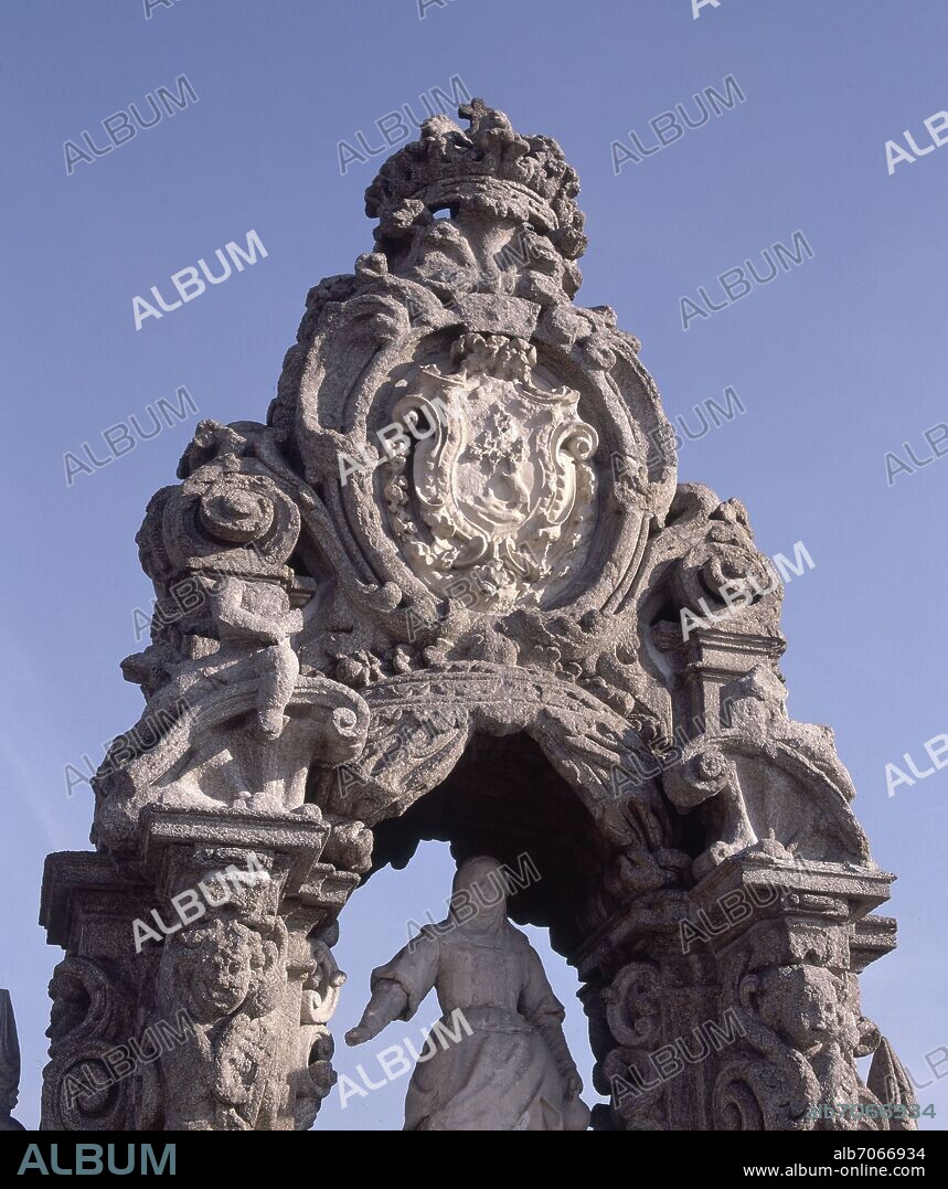 PEDRO DE RIBERA (1683-1742). ESCUDO DE LA HORNACINA DEDICADA A SANTA MARIA DE LA CABEZA-S XVIII-JUAN RON AUTOR DE LA ESCULTURA - FOTO AÑOS 00.