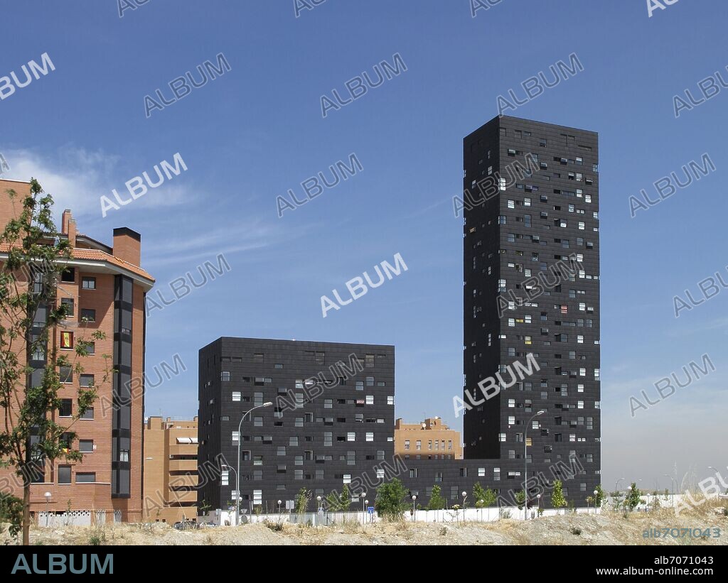 ESTUDIO ENTRESITIO. EDIFICIO VALLECAS 20, PROMOCION DE VIVIENDAS DE LA EMV EN EL ENSANCHE DE VALLECAS, VALDECARROS.