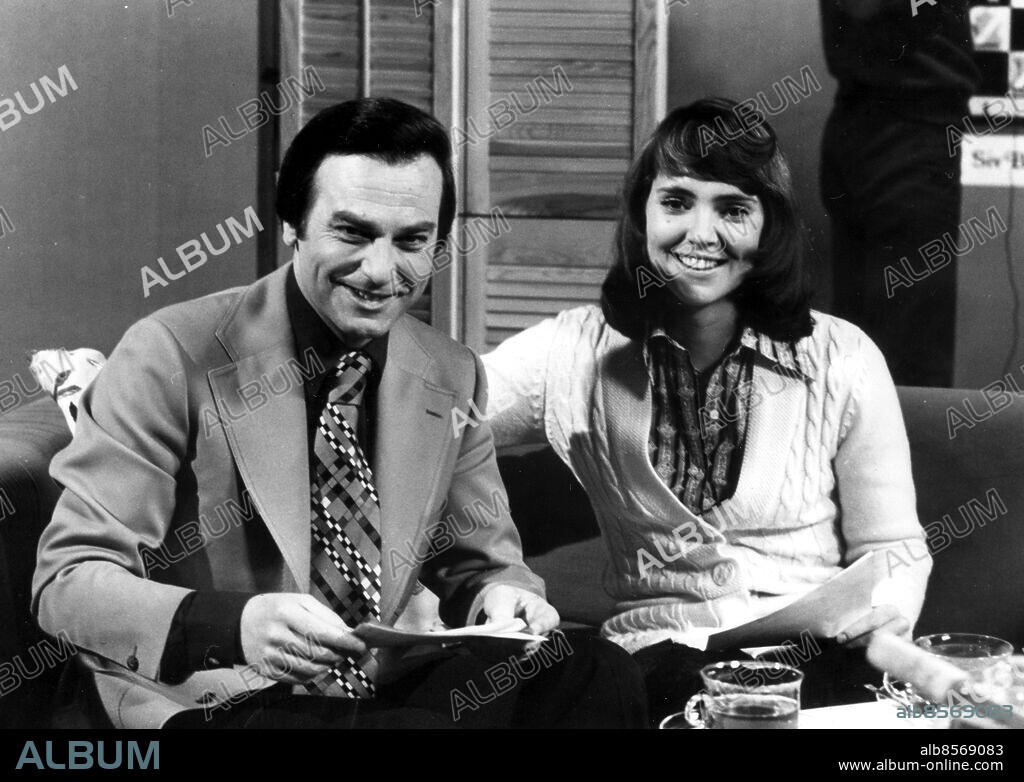 1975.. Orig. bildtext... Sveriges Magasin Steen Priwin och Maria Scherer. Anm. Programledare Journalister Producenter Mönstrade slipsar Stickade koftor Kavajer Inspelningar Publ. i RiR 18/75 51/75 persons: Maria Scherer ;Steen Priwin sites: SVERIGE.