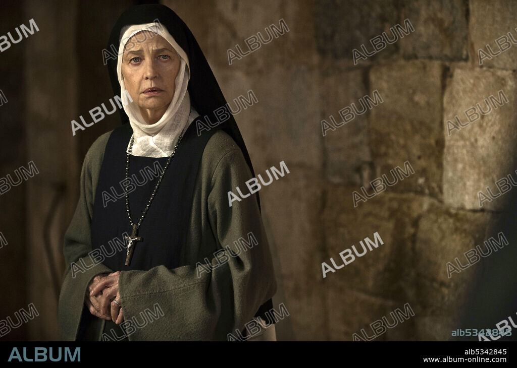 CHARLOTTE RAMPLING en BENEDETTA, 2021, dirigida por PAUL VERHOEVEN. Copyright SBS PRODUCTIONS.