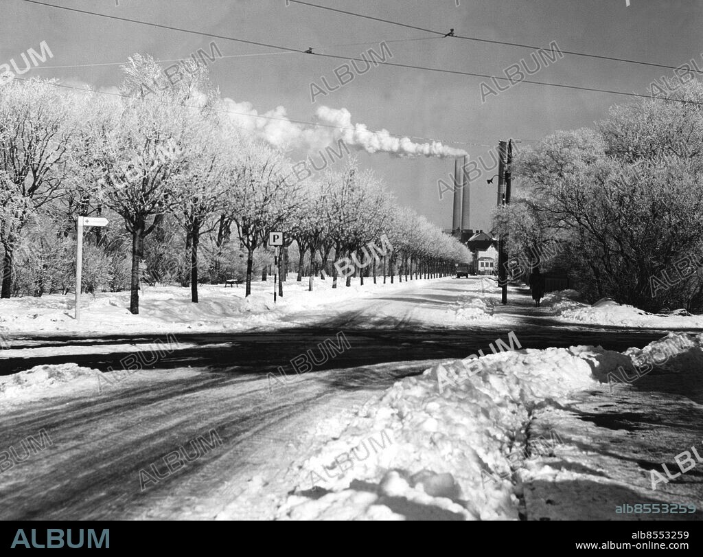Strandgatan på Limhamn i Malmö vintern 1940 - 1941.. Th Linnégatan när den mynnar ut i Strandgatan. (c) Sydsvenskan /IBL Bildbyrå.