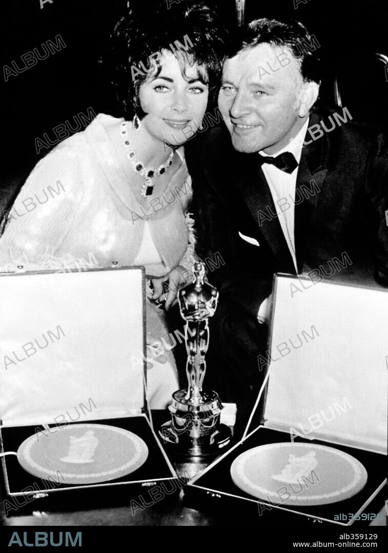 ELIZABETH TAYLOR y RICHARD BURTON. 39ª Edición de los Premios Oscar / 1967. 
Elizabeth Taylor premiada como mejor actriz por "Quién teme a Virginia Wolf". Le acompaña el actor Richard Burton. 1967