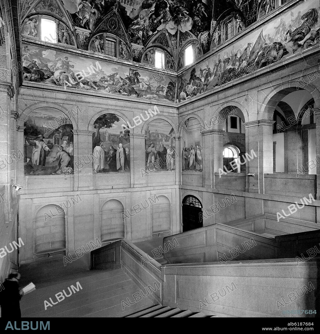GIOVANNI BATTISTA CASTELLO (1509-1569). ESCALERA PRINCIPAL DEL MONASTERIO DEL ESCORIAL CON PINTURAS DE LUCA GIORDANO - SIGLO XVI - FOTOGRAFIA EN BLANCO Y NEGRO - AÑOS 60.