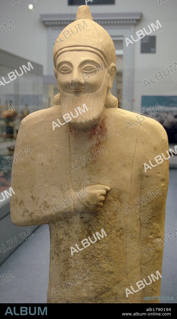 ARTE GRIEGO. CHIPRE. S. VI A. C. Estatua de piedra caliza de un DEVOTO con barba esculpido en Chipre hacia 575-550 a. C. Procede del Santuario de Apolo en Phrangissa, Tamassos. Museo Británico. Londres. Inglaterra. Reino Unido.