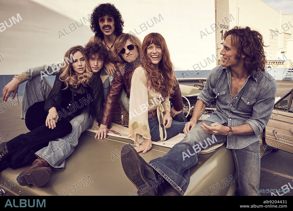 JOSH WHITEHOUSE, RILEY KEOUGH, SAM CLAFLIN, SEBASTIAN CHACON, SUKI WATERHOUSE et WILL HARRISON dans DAISY JONES & THE SIX, 2023, réalisé par JAMES PONSOLDT et NZINGHA STEWART. Copyright AMAZON STUDIOS.