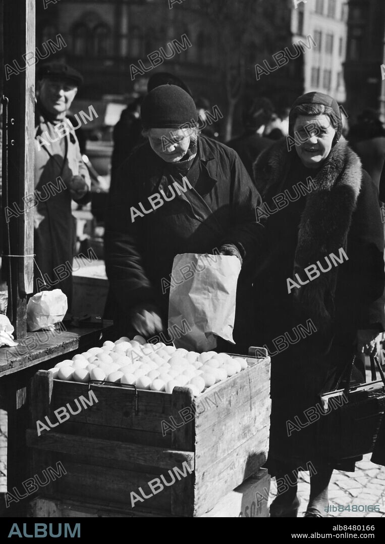 Malmö 1941-04-01. Handel, torghandel. En torggumma säljer ägg på Drottningtorget i Malmö. Foto x / Sydsvenskan / SCANPIX. **OUT Kvällsposten, Skånska Dagbladet, Metro Skåne**. ***BETALBILD***.