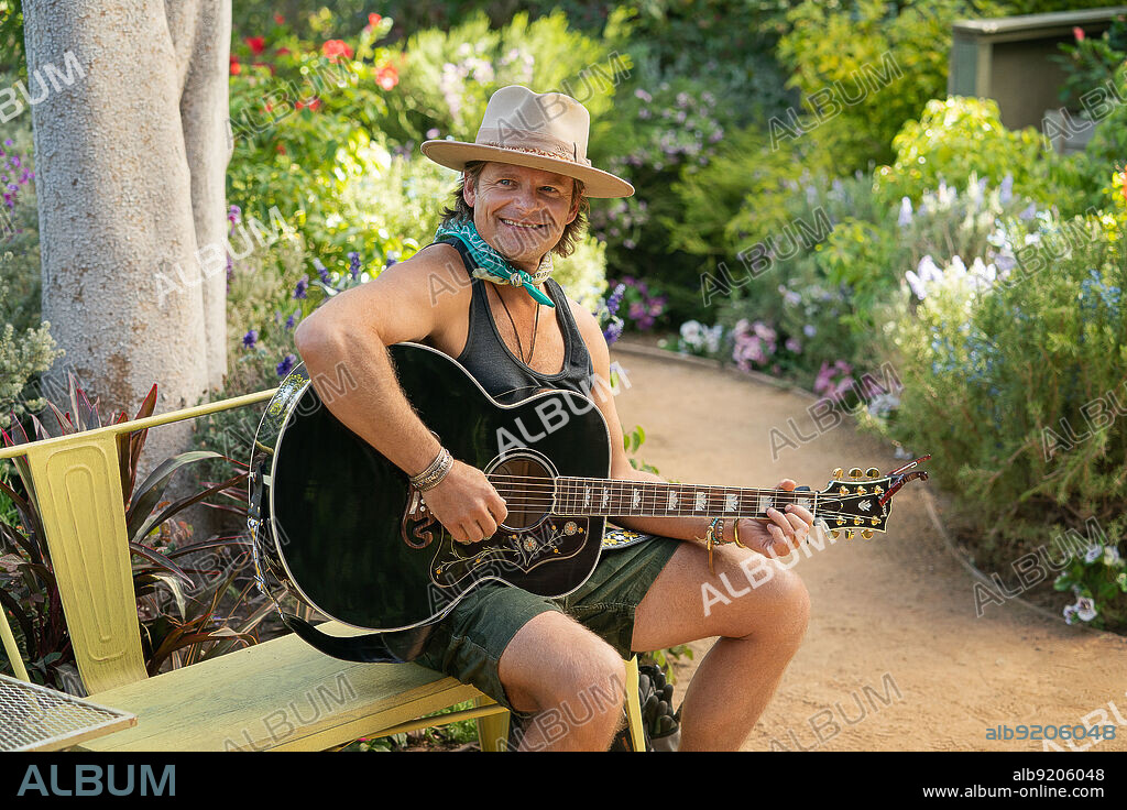 STEVE ZAHN in YOUR PLACE OR MINE, 2023, directed by ALINE BROSH MCKENNA. Copyright AGGREGATE FILMS.